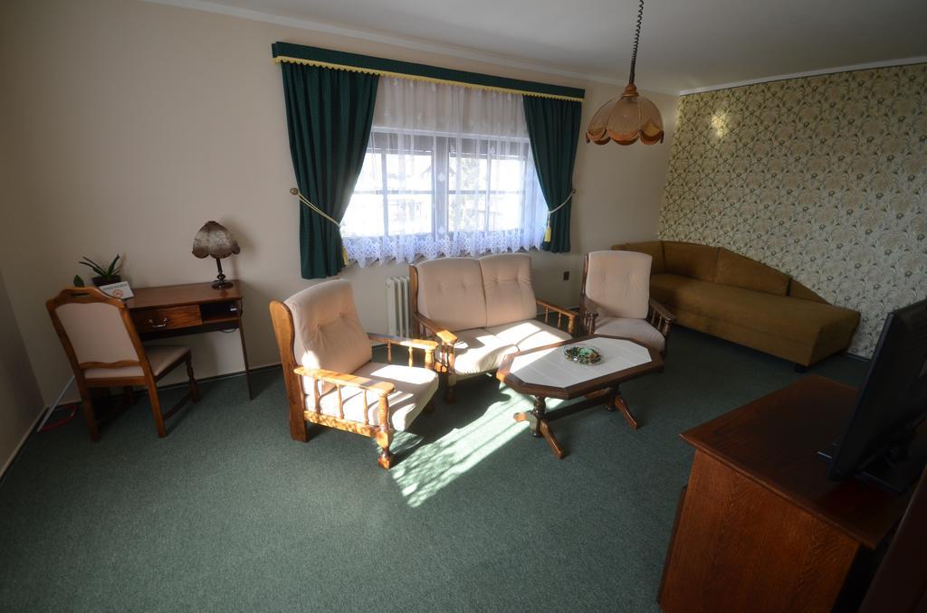 Villa Zerotin Penzion Bed & Breakfast Velke Losiny Exterior photo